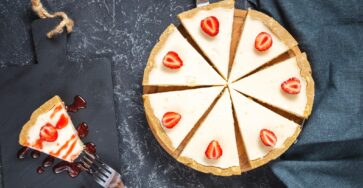 Classic strawberry cheesecake with creamy filling and fresh strawberry topping