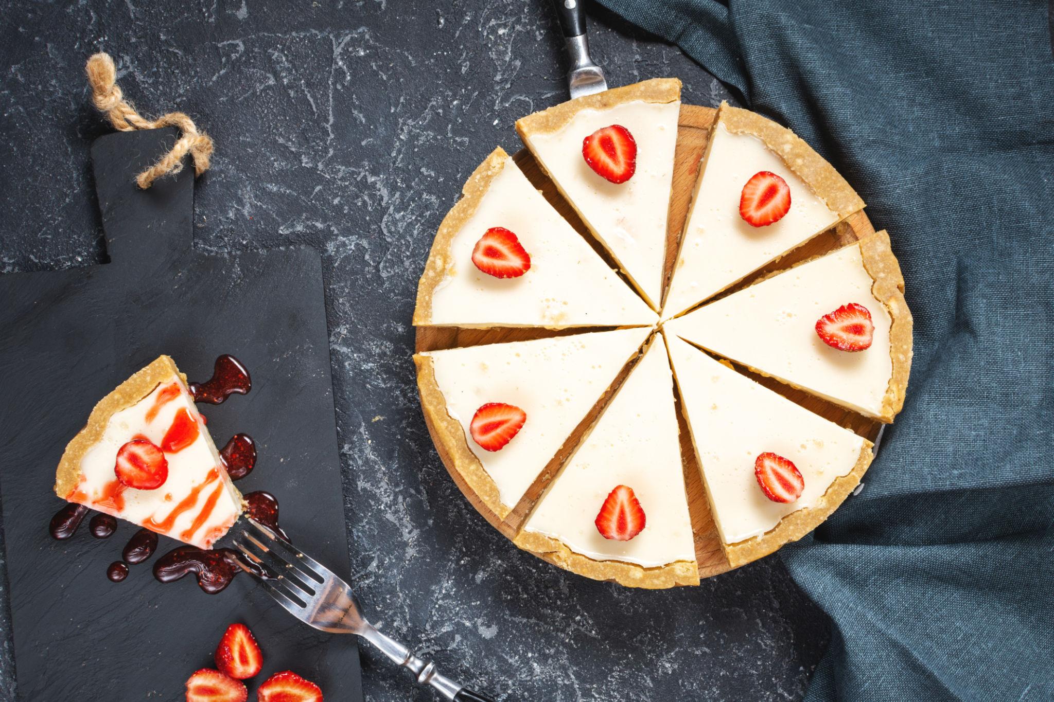 Classic strawberry cheesecake with creamy filling and fresh strawberry topping