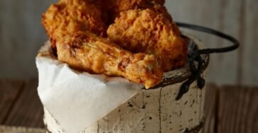 Crispy fried chicken pieces golden and crunchy homemade style